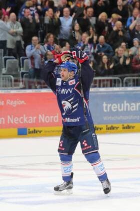 Fußball, Nationalteam Mexiko Training Carlo Colaiacovo (Adler Mannheim) beim Spiel Adler Mannheim gegen die Eisbaeren Berlin am 07.03.2017 in der DEL, Mannheim Copyright: xBermel Eibner-Pressefotox EP_MBL