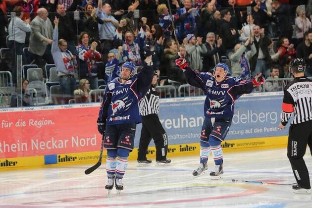 Fußball, Nationalteam Mexiko Training Matthias Plachta (Adler Mannheim) bejubelt seinen Treffer zum 4-3 in der Overtime beim Spiel Adler Mannheim gegen die Eisbaeren Berlin am 07.03.2017 in der DEL, Mannheim Copyright: xBermel Eibner-Pressefotox EP_MBL