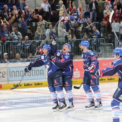 Fußball, Nationalteam Mexiko Training Matthias Plachta (Adler Mannheim) bejubelt seinen Treffer zum 4-3 in der Overtime mit Luke Adam (Adler Mannheim) beim Spiel Adler Mannheim gegen die Eisbaeren Berlin am 07.03.2017 in der DEL, Mannheim Copyright: xBermel Eibner-Pressefotox EP_MBL