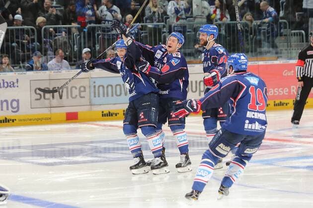 Fußball, Nationalteam Mexiko Training Matthias Plachta (Adler Mannheim) bejubelt seinen Treffer zum 4-3 in der Overtime mit Luke Adam (Adler Mannheim) beim Spiel Adler Mannheim gegen die Eisbaeren Berlin am 07.03.2017 in der DEL, Mannheim Copyright: xBermel Eibner-Pressefotox EP_MBL