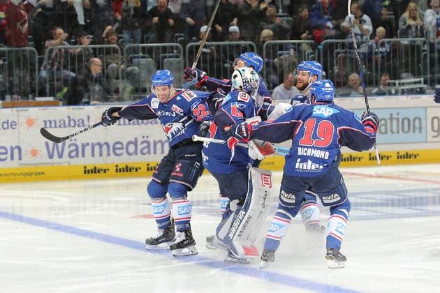 Fußball, Nationalteam Mexiko Training Matthias Plachta (Adler Mannheim) bejubelt seinen Treffer zum 4-3 in der Overtime mit Luke Adam (Adler Mannheim) und Dennis Endras (Adler Mannheim) beim Spiel Adler Mannheim gegen die Eisbaeren Berlin am 07.03.2017 in der DEL, Mannheim Copyright: xBermel Eibner-Pressefotox EP_MBL