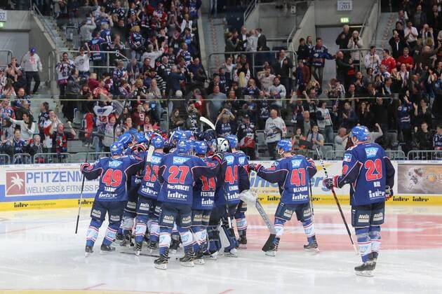 Fußball, Nationalteam Mexiko Training Matthias Plachta (Adler Mannheim) bejubelt seinen Treffer zum 4-3 in der Overtime mit seinen Mitspielern beim Spiel Adler Mannheim gegen die Eisbaeren Berlin am 07.03.2017 in der DEL, Mannheim Copyright: xBermel Eibner-Pressefotox EP_MBL