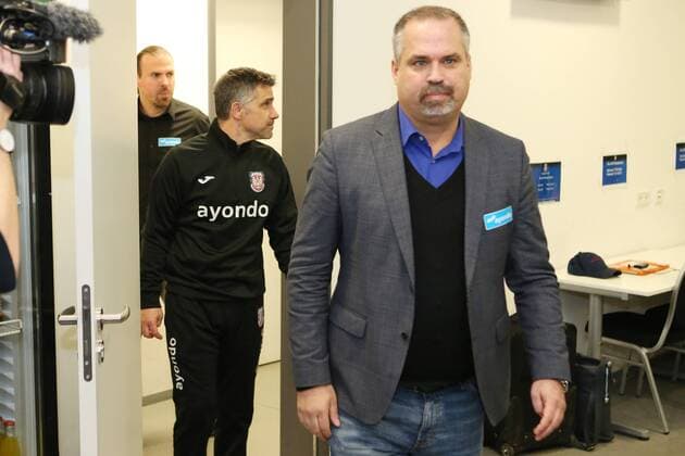 Trainervorstellung Gino Lettieri mit Geschaeftsfuehrer Clemens Krüger, Krueger (FSV Frankfurt) beim Betreten des Pressekonferenzraumes, FSV Frankfurt 1899 , Saison 2016 2017, 3. Liga Frankfurt am Main Copyright: xRoskaritzx Eibner-Pressefotox EP_rrz