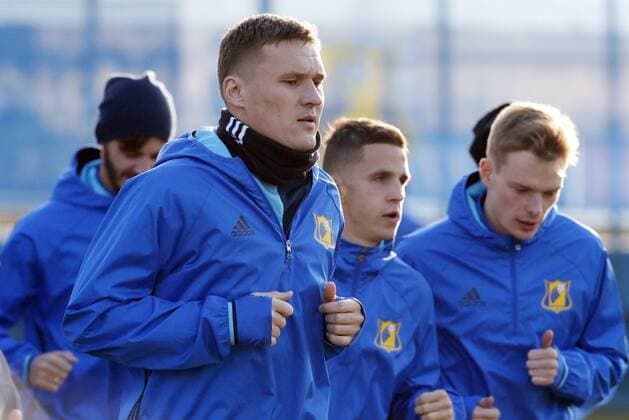 ROSTOV-ON-DON, RUSSIA - MARCH 8, 2017: FC Rostov s Alexander Bukharov (front) during a training session ahead of the 1st leg of their 2016-17 UEFA Europa League Round of 16 football match against Manchester United ManU Valery Matytsin TASS  TS0439F0