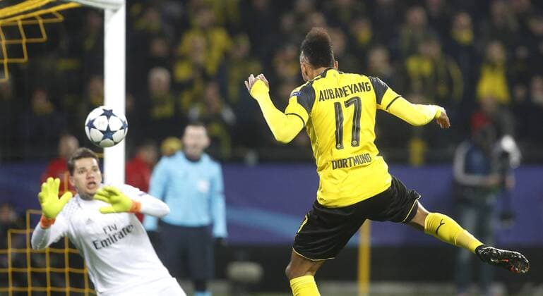 Pierre-Emerick Aubameyang (Borussia Dortmund) scores the 1:0 goal againstGoalkeeper Ederson (Benfica Lissabon) during the Championsleague match between Borussia Dortmund and Benfica Lissabon, Signal Iduna Park in Dortmund on March 08., 2017. Torschütze Pierre-Emerick Aubameyang (Borussia Dortmund) mit dem 1:0 Tor, Borussia Dortmund vs. Benfica Lissabon im Achtelfinale der Championsleague in der Saison 2016 2017 am 8. März 2017.