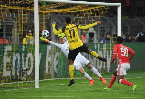 08.03.2017, Fussball, UEFA Champions League, Saison 2016 2017, Achtelfinale, Borussia Dortmund - Benfica Lissabon, Pierre-Emerick Aubameyang, Pierre Emerick Aubameyang (Borussia Dortmund), erzielt mit einem Kopfball das Tor zum 1:0, Torwart Ederson (Benfica Lissabon) ist machtlos