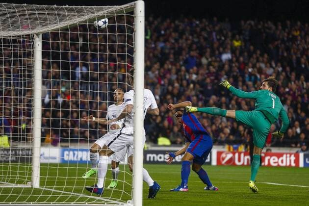 Bilder des Tages - SPORT FC Barcelona Barca s Uruguayan striker Luis Suarez scores a goal, the first of the team against Paris Saint-Germain during the UEFA Champions league second leg round of 16 match between FC Barcelona and Paris Saint-Germain at Camp Nou stadium in Barcelona, Catalonia, Spain, 08 March 2017. FC BARCELONA VS. PARIS SAINT-GERMAIN !ACHTUNG: NUR REDAKTIONELLE NUTZUNG!  Copyright: xQuiquexGarcíax BCN001 20170308-636246048216590173