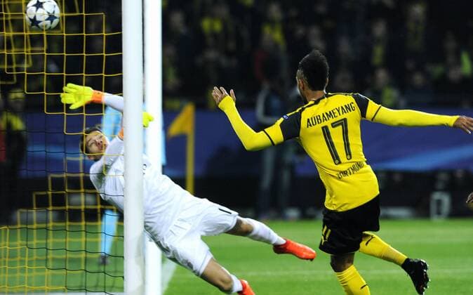 Fussball, UEFA Champions League, Herren, Saison 2016 2017, Achtelfinale Rückspiel, Signal Iduna Park Dortmund, Bor. Dortmund (gelb) - Benfica Lissabon (rot); Pierre-Emerick Aubameyang (BVB) erzielt das frühe Tor zum 1:0 gegen Ederson (Benfica), Aktion.