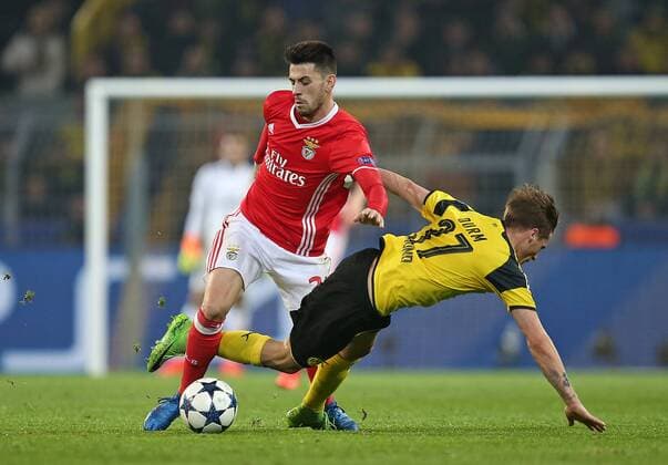 08.03.2017, Fussball Champions-League 2016 2017, Achtelfinale, Borussia Dortmund - Benfica Lissabon, im Signal-Iduna-Park Dortmund. v.l. Pizzi (Befica Lissabon) gegen Erik Durm (Dortmund) 