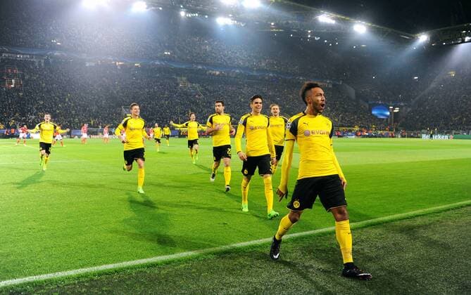 Fussball, UEFA Champions League, Herren, Saison 2016 2017, Achtelfinale Rückspiel, Signal Iduna Park Dortmund, Bor. Dortmund (gelb) - Benfica Lissabon (rot); Jubel Pierre-Emerick Aubameyang (BVB) nach seinem Tor zum 1:0, zusammen mit Marc Bartra (BVB), Sokratis (BVB), Lukasz Piszczek (BVB), Marcel Schmelzer (BVB). Jubel, Freude, Aktion.