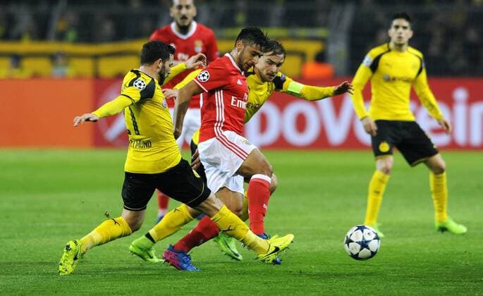 Fussball, UEFA Champions League, Herren, Saison 2016 2017, Achtelfinale Rückspiel, Signal Iduna Park Dortmund, Bor. Dortmund (gelb) - Benfica Lissabon (rot); Gonzalo Castro (BVB), Eduardo Salvio (Benfica), Marcel Schmelzer (BVB), Aktion.