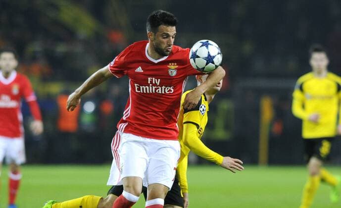 Fussball, UEFA Champions League, Herren, Saison 2016 2017, Achtelfinale Rückspiel, Signal Iduna Park Dortmund, Bor. Dortmund (gelb) - Benfica Lissabon (rot); Andreas Samaris (Benfica), Marc Bartra (BVB), Aktion.