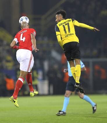 Foto: Pierre Aubameyang ( Borussia ) gegen Luisao , links Fussball - Championsleague am Mi. 08.03.2017 Achtelfinale Borussia Dortmund - Benfica Lissabon