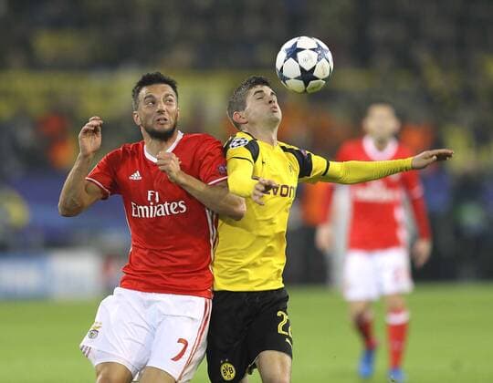 Foto: Christian Pulisic ( Borussia ) gegen Andreas Samaris , links Fussball - Championsleague am Mi. 08.03.2017 Achtelfinale Borussia Dortmund - Benfica Lissabon