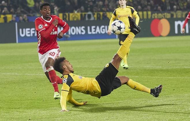 Pierre-Emerick Aubameyang , BVB 17 Fallrueckzieher Seitfallzieher Volley Volleyschuss spektakulaere Aktion Einzelaktion mit Ball, Ganzfigur, Freisteller, Einzelbild, Hochformat, Aktion, Ganzkoerper, Einzelaufnahmen, Action Ballannahme, Ballbehandlung Torschuss Schuss aufs Tor BORUSSIA DORTMUND - BENFICA LISSABON Fussball UEFA Champions League, Achtelfinale Gruppenphase,in Dortmund, 08.03.2017 CL Saison 2016 2017, BVB