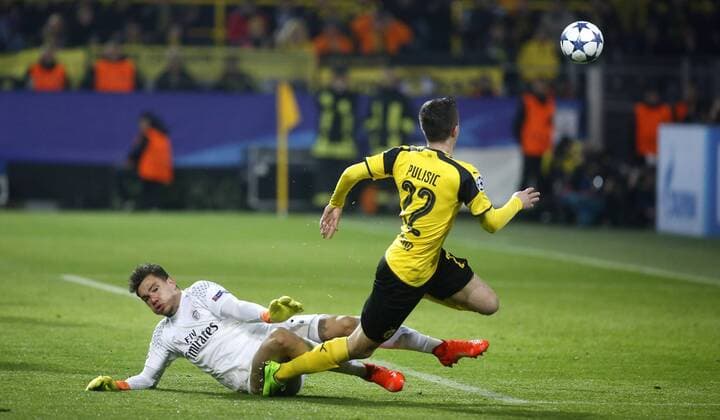 Christian Pulisic (Borussia Dortmund) (R) scores the 2:0 goal againt Goalkeeper Ederson (Benfica Lissabon) during the Championsleague match between Borussia Dortmund and Benfica Lissabon, Signal Iduna Park in Dortmund on March 08., 2017. Torschütze Christian Pulisic (Borussia Dortmund) mit dem 2:0 Tor Borussia Dortmund vs. Benfica Lissabon im Achtelfinale der Championsleague in der Saison 2016 2017 am 8. März 2017.