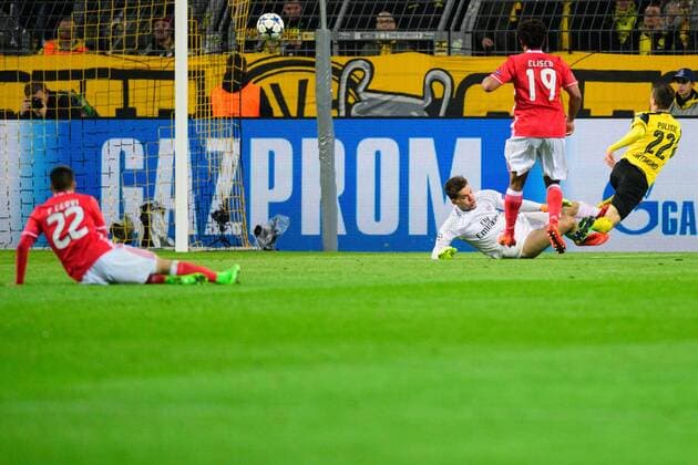 GER, UEFA CL, Borussia Dortmund (GER) vsÊBenfica Lissabon (POR) 08.03.2017, Signal Iduna Park, Dortmund, Achtelfinale Rueckspiel, GER, UEFA CL, Borussia Dortmund (GER) vsÊBenfica Lissabon (POR), im Bild Torschuss Christian Pulisic ( 22 Dortmund) gegen Franco Cervi ( 22 Benfica), Ederson ( 1 Benfica), Eliseu ( 19 Benfica) zum 2-0 Dortmund Foto © nordphoto Kurth nordphotox xKurth