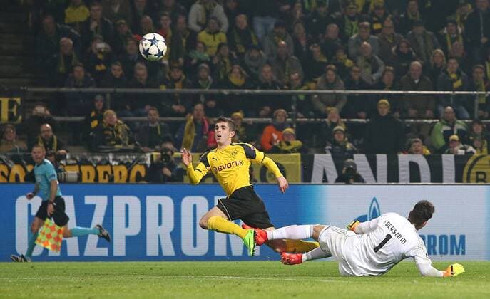 08.03.2017, Fussball Champions-League 2016 2017, Achtelfinale, Borussia Dortmund - Benfica Lissabon, im Signal-Iduna-Park Dortmund. Tor zum 2:0 , v.l. Torschütze Christian Pulisic (Dortmund) gegen Torwart Ederson (Befica Lissabon) 
