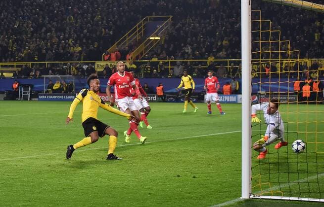 08.03.2017, Fussball, UEFA Champions League, Saison 2016 2017, Achtelfinale, Borussia Dortmund - Benfica Lissabon, Pierre-Emerick Aubameyang, Pierre Emerick Aubameyang (Borussia Dortmund), li., erzielt gegen Torwart Ederson (Benfica Lissabon) das Tor zum 3:0