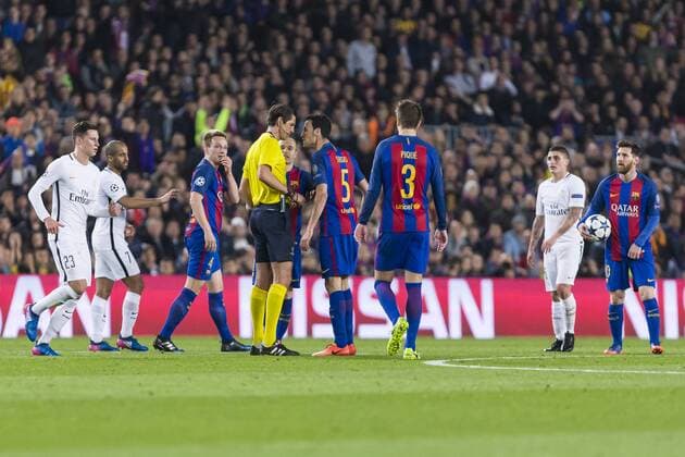SPAIN - Mar, 8th: Deniz Aytekin, the referee shows the yellow card to Sergio Busquets during the match between FC Barcelona Barca - Paris Saint Germain, for the round of 16 of the Champions League, played at Camp Nou Stadium on 8th March 2016 in Barcelona, Spain. (Credit: Mikel Trigueros Urbanandsport Cordon Press)  xCordonxPressx xSPAINx-xFCxBarcelonax-xParisxSaintxGermainx-xxChampionsxLeaguex-x2016 17x