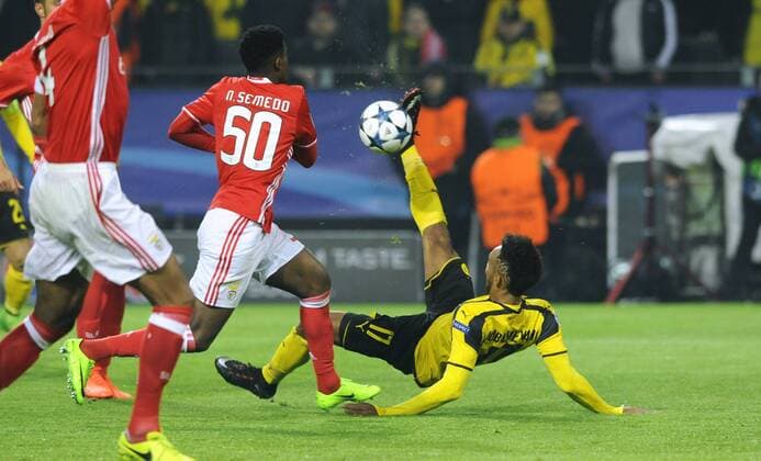 Fussball, UEFA Champions League, Herren, Saison 2016 2017, Achtelfinale Rückspiel, Signal Iduna Park Dortmund, Bor. Dortmund (gelb) - Benfica Lissabon (rot); Pierre-Emerick Aubameyang (BVB), Nelson Semedo (Benfica), Aktion.