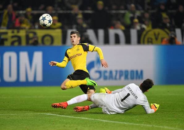 08.03.2017, Fussball, UEFA Champions League, Saison 2016 2017, Achtelfinale, Borussia Dortmund - Benfica Lissabon, Christian Pulisic (Borussia Dortmund), li., erzielt gegen Torwart Ederson (Benfica Lissabon) das Tor zum 2:0