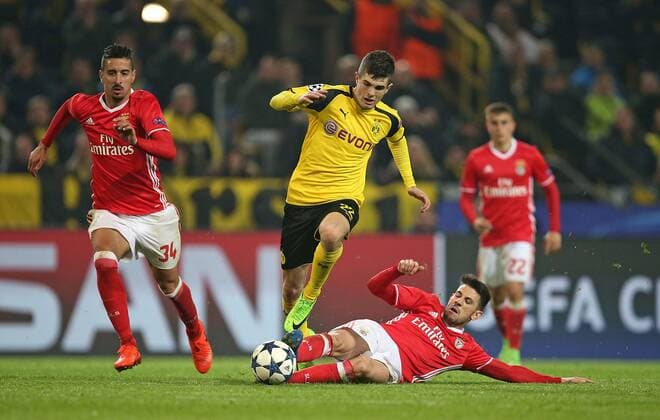 08.03.2017, Fussball Champions-League 2016 2017, Achtelfinale, Borussia Dortmund - Benfica Lissabon, im Signal-Iduna-Park Dortmund. v.l. Andre Almeida (Befica Lissabon) , Christian Pulisic (Dortmund) gegen Pizzi (Befica Lissabon) 