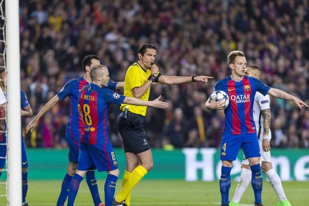 Bilder des Tages - SPORT SPAIN - Mar, 8th: The referee Deniz Aytekin says penalty against Paris Saint Germain during the match between FC Barcelona Barca - Paris Saint Germain, for the round of 16 of the Champions League, played at Camp Nou Stadium on 8th March 2016 in Barcelona, Spain. (Credit: Mikel Trigueros Urbanandsport Cordon Press)  xCordonxPressx xSPAINx-xFCxBarcelonax-xParisxSaintxGermainx-xxChampionsxLeaguex-x2016 17x