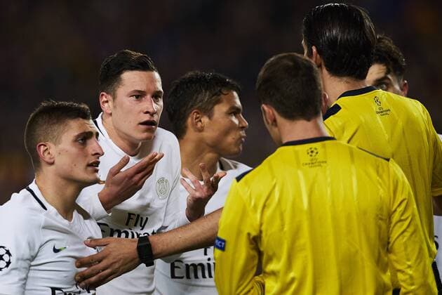 Themen der Woche - SPORT Bilder des Tages - SPORT 08.03.2017, xslx, Fussball Champions League, FC Barcelona Barca - Paris St. Germain, emspor vl Marco Verratti Julian Draxler und Thiago Silva (Paris Saint-Germain) diskutieren mit Schiedsrichter Deniz Aytekin und Torassistent Benjamin Brand Barcelona