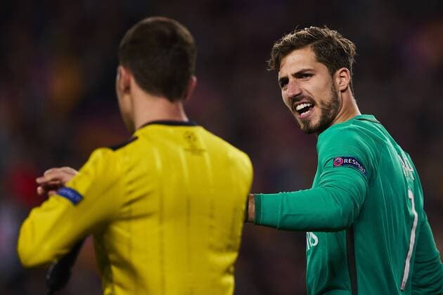Fußball, CL, FC Barcelona - Paris St. Germain 08.03.2017, xslx, Fussball Champions League, FC Barcelona Barca - Paris St. Germain, emspor vl Kevin Trapp (Paris Saint-Germain) diskutiert mit Torassistent Benjamin Brand Barcelona