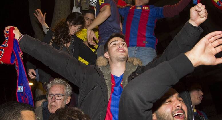 Fußball, CL, FC Barcelona - Paris St. Germain FC Barcelona Barca s fans celebrate the 6-1 against Paris Saint-Germain and the qualification at the Canaletas square in Barcelona, Catalonia, Spain, 08 March 2017. FC BARCELONA VS. PARIS SAINT-GERMAIN !ACHTUNG: NUR REDAKTIONELLE NUTZUNG!  Copyright: xMartaxPerezx BCN001 20170309-636246162266532591