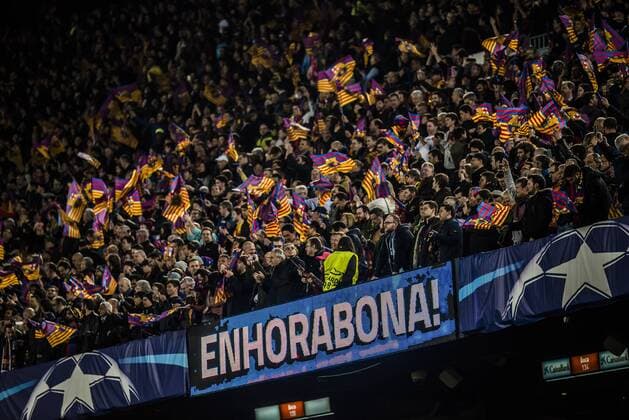 Fußball, CL, FC Barcelona - Paris St. Germain March 8, 2017 - Barcelona, Catalonia, Spain - Fans of the FC Barcelona Barca wave flags behind a sign reading congrats after their club won the Champions League match between FC Barcelona and Paris Saint-Germain at the Camp Nou stadium in Barcelona FC Barcelona 6:1 Paris Saint-Germain - Champions League - ZUMAo105 20170308_zap_o105_127 Copyright: xMatthiasxOesterlex