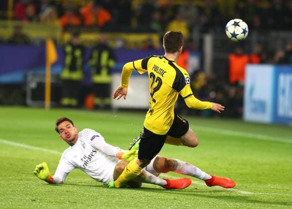 Bilder des Tages - SPORT Mittwoch 08.03.2017, Saison 2016 2017, UEFA Champions League, Achtelfinale Rückspiel im Signal Iduna Park, BVB 09 Borussia Dortmund - Benfica Lissabon, Ederson Santana de Moraes (Torwart, Benfica) gegen Christian Pulisic (BVB) der das 2-0 für den BVB erzielt