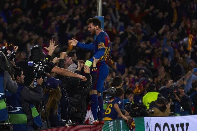 08.03.2017, xslx, Fussball Champions League, FC Barcelona Barca - Paris St. Germain, emspor vl Lionel Messi (FC Barcelona) Jubelt mit die Fans nach Spielende Barcelona