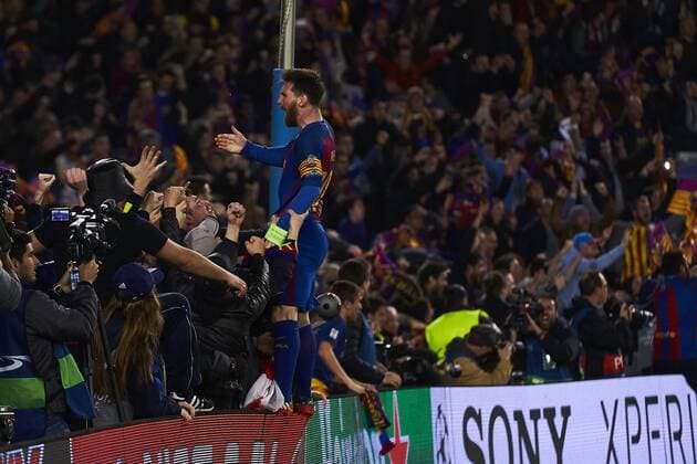 08.03.2017, xslx, Fussball Champions League, FC Barcelona Barca - Paris St. Germain, emspor vl Lionel Messi (FC Barcelona) Jubelt mit die Fans nach Spielende Barcelona