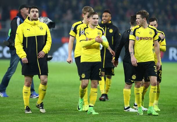 Mittwoch 08.03.2017, Saison 2016 2017, UEFA Champions League, Achtelfinale Rückspiel im Signal Iduna Park, BVB 09 Borussia Dortmund - Benfica Lissabon, Jubel der Dortmunder Spieler nach Abpfiff vor der Fankurve: Sokratis Papastathopoulos (BVB), Matthias Ginter (BVB), Marcel Schmelzer (BVB), Pierre-Emerick Aubameyang (BVB) und Erik Durm (BVB), v.l.