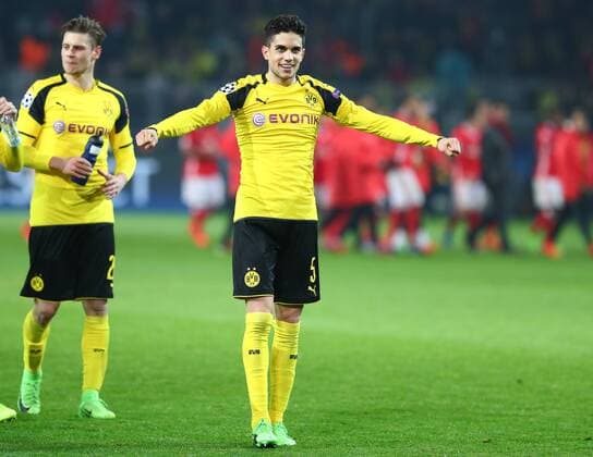Mittwoch 08.03.2017, Saison 2016 2017, UEFA Champions League, Achtelfinale Rückspiel im Signal Iduna Park, BVB 09 Borussia Dortmund - Benfica Lissabon, Jubel der Dortmunder Spieler nach Abpfiff vor der Fankurve: Lukasz Piszczek (BVB) und Marc Bartra Aregall (BVB), v.l.