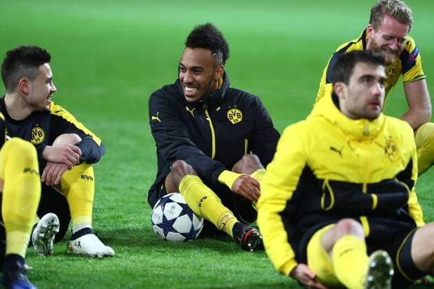 Mittwoch 08.03.2017, Saison 2016 2017, UEFA Champions League, Achtelfinale Rückspiel im Signal Iduna Park, BVB 09 Borussia Dortmund - Benfica Lissabon, Jubel der Dortmunder Spieler nach Abpfiff vor der Fankurve: Raphael Guerreiro (BVB), Pierre-Emerick Aubameyang (BVB) mit Spielball, Sokratis Papastathopoulos (BVB) und Andre Schuerrle (BVB), v.l.