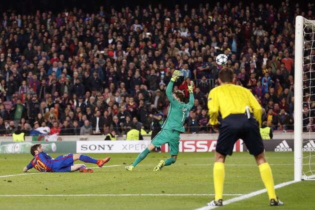 Fußball, CL, FC Barcelona - Paris St. Germain Goal Ref Benjamin Brand (L-R) watches Sergi Roberto of FC Barcelona Barca scoring against goalkeeper Kevin Trapp of Paris Saint-Germain 6-1 during the UEFA Champions League round of 16 match between FC Barcelona and Paris Saint Germain on March 08, 2017 at the Camp Nou stadium in Barcelona, Spain. FC Barcelona v Paris Saint Germain UEFA Champions League 2016 2017 xVIxxIVx 7287186