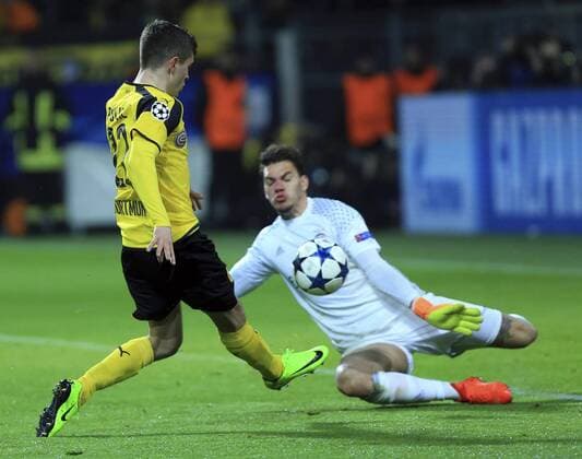 DORTMUND, March 8, 2017 -- Chirstian Pulisic(L) of Borussia Dortmund shoots during the UEFA Champions League Round of 16 second leg match between Borussia Dortmund and SL Benfica at Signal Iduna Park in Dortmund, Germany, on March 8, 2017. Borussia Dortmund won 4-0 and advanced to the quarterfinal with 4-1 on aggregate. ) (SP)GERMANY-DORTMUND-SOCCER-UEFA-UCL-DORTMUND VS BENFICA LuoxHuanhuan 
