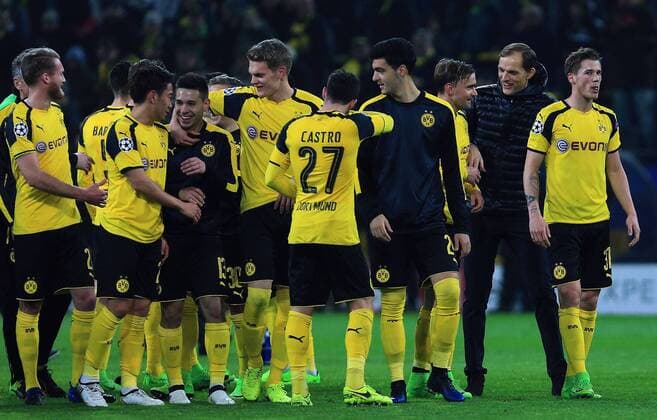 Bilder des Tages - SPORT DORTMUND, March 8, 2017 -- Thomas Tuchel(2nd R), head coach of Borussia Dortmund celebrates with his team members after winning the UEFA Champions League Round of 16 second leg match between Borussia Dortmund and SL Benfica at Signal Iduna Park in Dortmund, Germany, on March 8, 2017. Borussia Dortmund won 4-0 and advanced to the quarterfinal with 4-1 on aggregate. ) (SP)GERMANY-DORTMUND-SOCCER-UEFA-UCL-DORTMUND VS BENFICA LuoxHuanhuan 