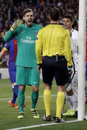 Fußball, CL, FC Barcelona - Paris St. Germain TRAPP Kevin Torwart Team Paris Saint Germain diskutiert mit Torassistent Benjamin Brand 11m Champions League Saison 2016-2017 Spiel Achtelfinale Rueckspiel FC Barcelona Barca - Paris Saint Germain 6 : 1 am 008.03. 2017 im Camp Nou in Barcelona 