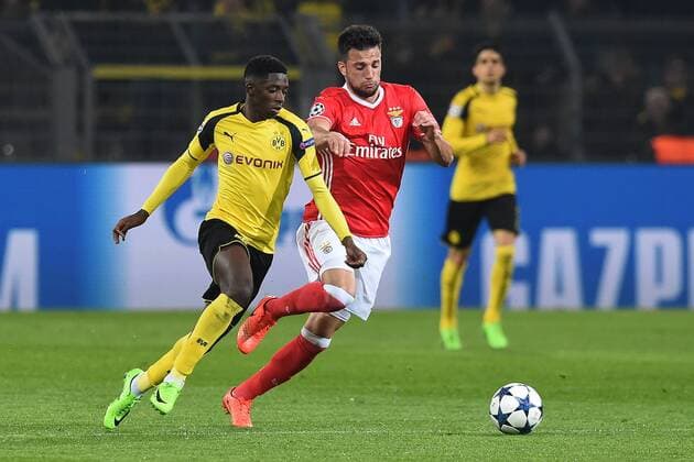 Fußball Champions League Achtelfinale Borussia Dortmund - Benfica Lissabon am 08.03.2017 im Signal Iduna Park in Dortmund Ousmane Dembele ( Dortmund ), links - Andreas Samaris ( Lissabon ), rechts xRx