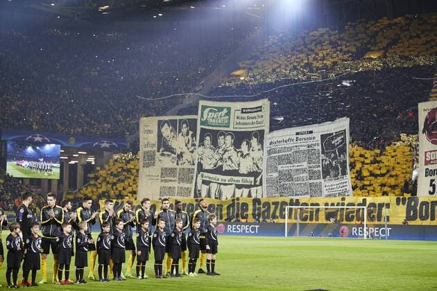 Fan, Fans, Fussballfans, supporters, spectators, Zuschauer, Jacke, Kutte, Weste, Fankurve, Schals Fanschals, Maske, Verkleidung, Choreographie, Transparente, Show, Darstellung, Nachricht, Kommunikation, Fanchoreographie, Fankurve BORUSSIA DORTMUND - BENFICA LISSABON 4-0 Fussball UEFA Champions League, Achtelfinale Gruppenphase,in Dortmund, 08.03.2017 CL Saison 2016 2017, BVB