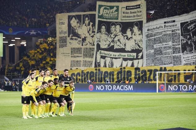 Fan, Fans, Fussballfans, supporters, spectators, Zuschauer, Jacke, Kutte, Weste, Fankurve, Schals Fanschals, Maske, Verkleidung, Choreographie, Transparente, Show, Darstellung, Nachricht, Kommunikation, Fanchoreographie, Fankurve Mannschaftsfoto: Gonzalo CASTRO, BVB 27 Marc Bartra AREGALL, BVB 5 SOKRATIS, 25 BVB Lukasz PISZCZEK, BVB 26 Pierre-Emerick Aubameyang , BVB 17 Roman BUERKI, BVB Torwart 38, Julian WEIGL, BVB 33 Eric DURM, BVB 37 Ousmane DEMBELE, BVB 7 Christian PULISIC Nr. 22 BVB Marcel SCHMELZER, BVB 29 BORUSSIA DORTMUND - BENFICA LISSABON 4-0 Fussball UEFA Champions League, Achtelfinale Gruppenphase,in Dortmund, 08.03.2017 CL Saison 2016 2017, BVB