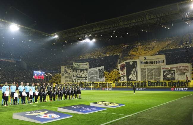 Foto: die Vorstellung der beiden Teams , Borussia Fans feiern mit Plakaten der alten Zeitungen die Meistermannschaft der Oldies Fussball - Championsleague am Mi. 08.03.2017 Achtelfinale Borussia Dortmund - Benfica Lissabon 4 - 0