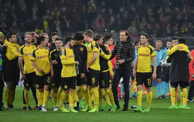 08.03.2017, Fussball, UEFA Champions League, Saison 2016 2017, Achtelfinale, Borussia Dortmund - Benfica Lissabon 4:0, Trainer Thomas Tuchel (Borussia Dortmund), 4. v.re., feiert mit seinen Spielern den Sieg