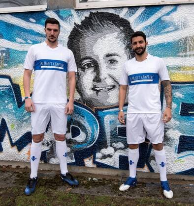 Fotoshootings der letzten Wochen 02.03..2017, xfux, Fussball 1.Bundesliga, SV Darmstadt 98 praesentiert das Sondertrikots zum 1. Todestag von Jonathan Heimes fuer das Heimspiel gegen den FSV Mainz 05, emonline emspor deloka, v.l. Benjamin Gorka (SV Darmstadt 98), Aytac Sulu (SV Darmstadt 98) Darmstadt