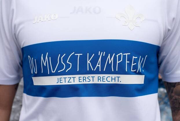 02.03..2017, xfux, Fussball 1.Bundesliga, SV Darmstadt 98 praesentiert das Sondertrikots zum 1. Todestag von Jonathan Heimes fuer das Heimspiel gegen den FSV Mainz 05, emonline emspor deloka, v.l. Aytac Sulu (SV Darmstadt 98) Logo Cover Darmstadt
