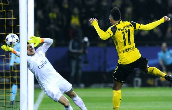 Fussball, UEFA Champions League, Herren, Saison 2016 2017, Achtelfinale Rückspiel, Signal Iduna Park Dortmund, Bor. Dortmund (gelb) - Benfica Lissabon (rot) 4:0; Pierre-Emerick Aubameyang (BVB) erzielt das frühe Tor zum 1:0 gegen. Tor , Aktion.